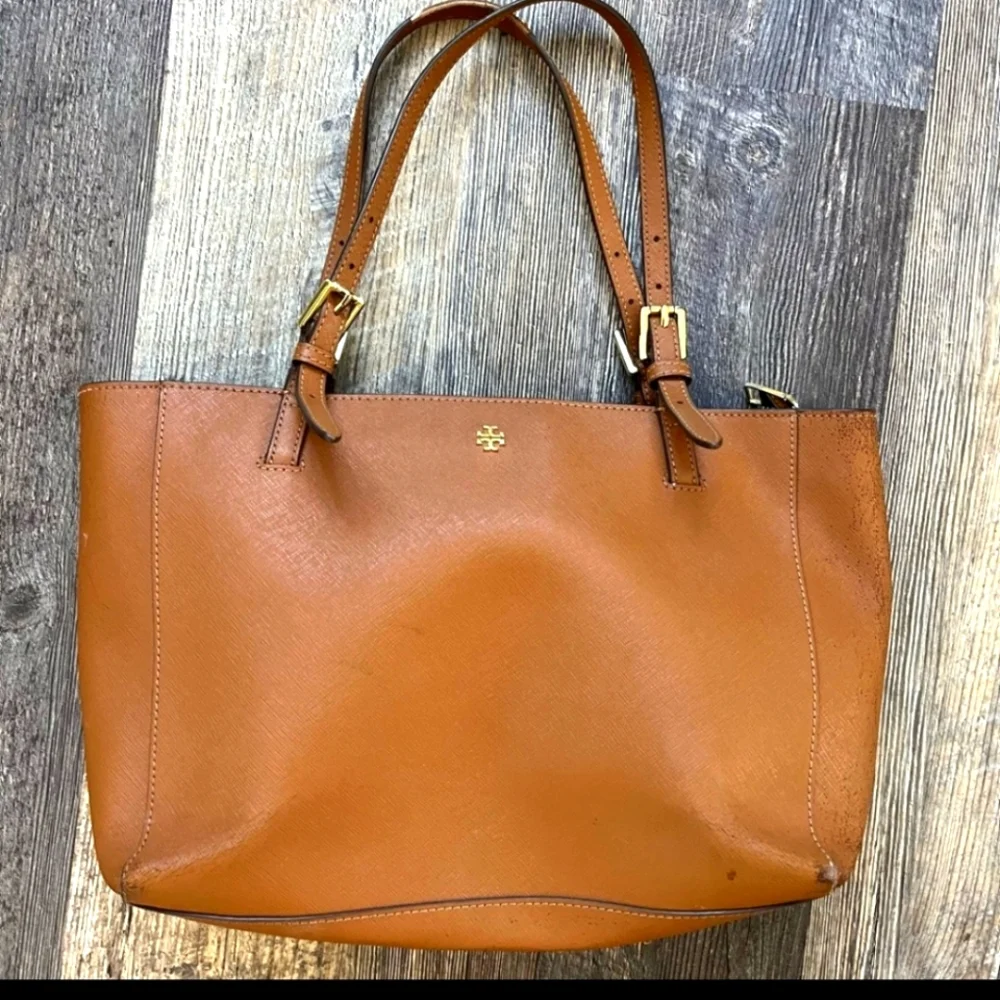 GORGEOUS Tory 💓 Burch Leather 👛 Bag Classic peice for everyday!